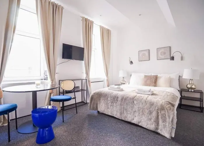 Cozy Near Danube - 10min To Metro U3 Bécs